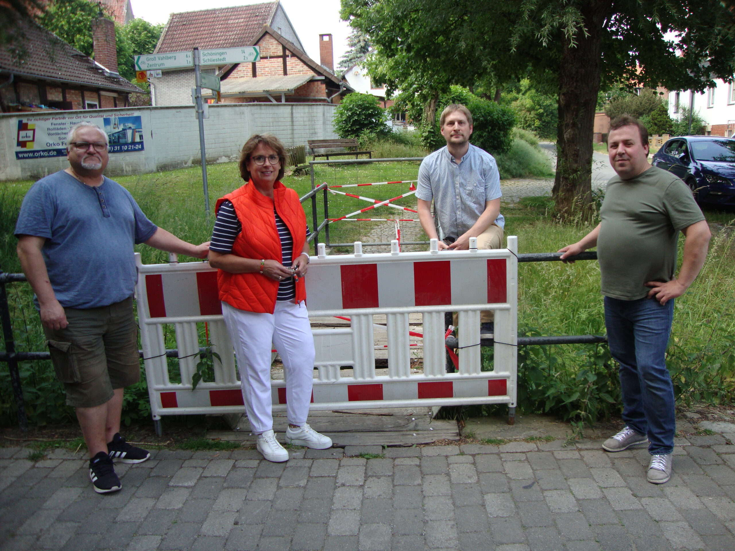 SPD besichtigt gesperrte Brücke in Schöppenstedt