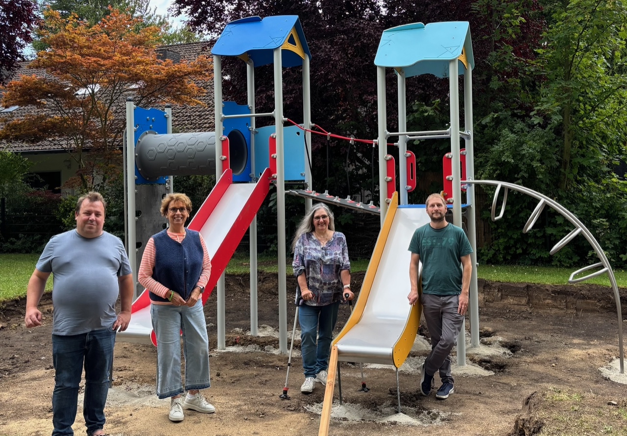 Neues Spielgerüst auf Spielplatz am Fallsteinweg